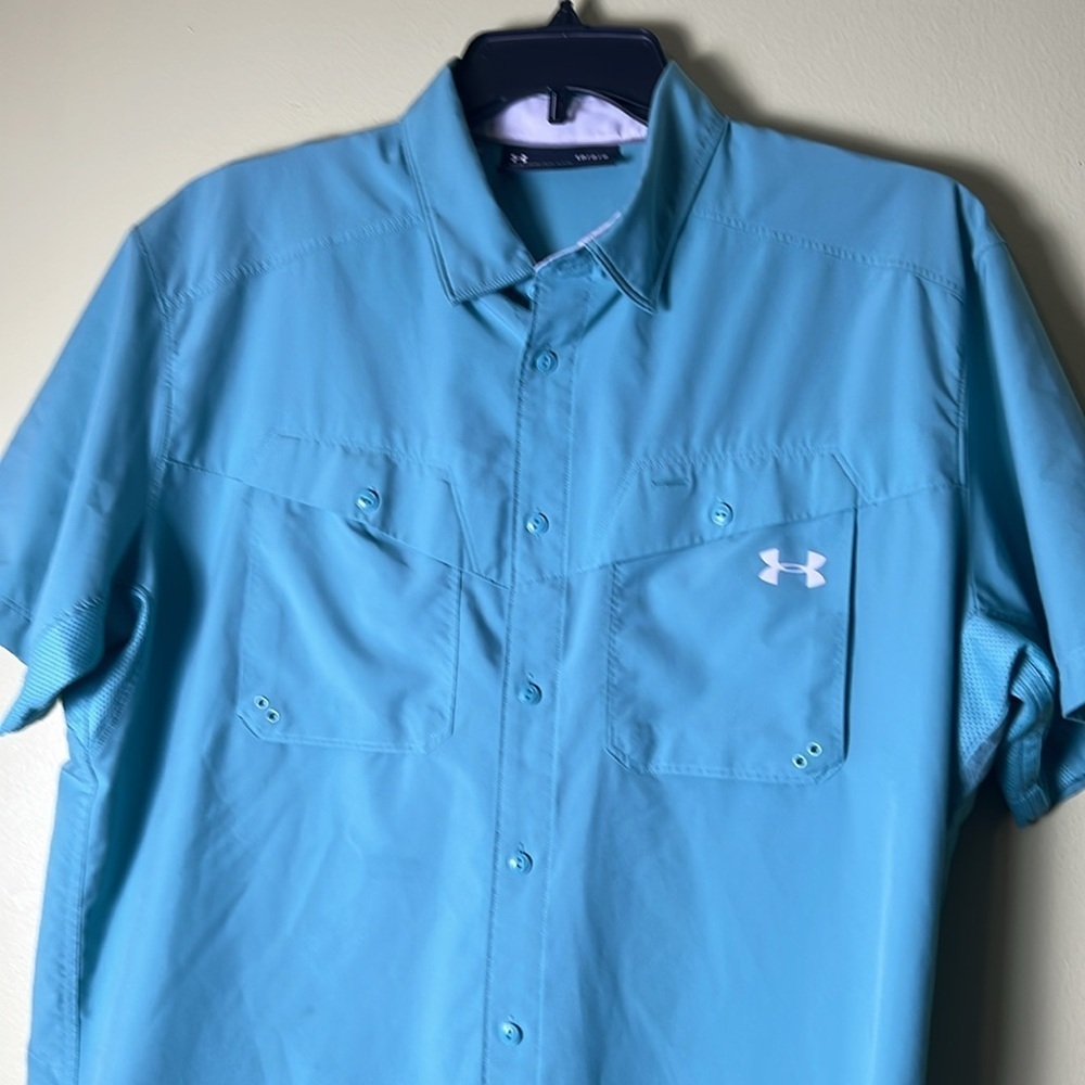 Under Armour sleek Men's button down short sleeve, Blue Shirt. - Picture 2 of 6